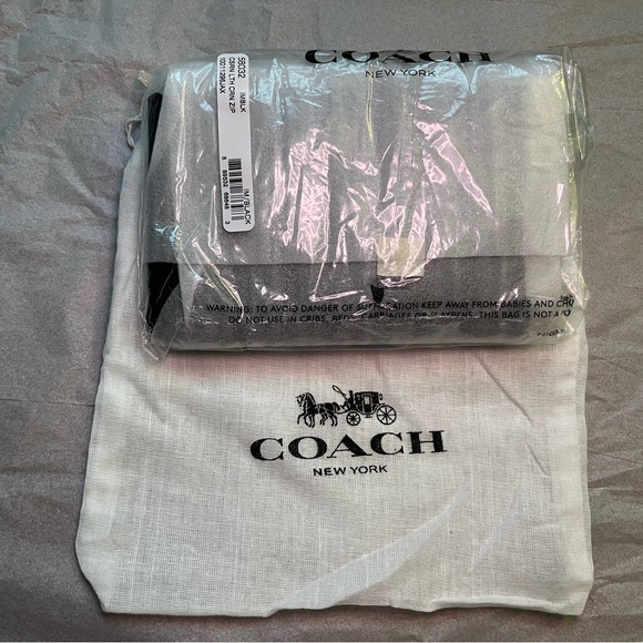 🎉HP🎉 NWT Coach wristlet w/ dust bag - Picture 6 of 10